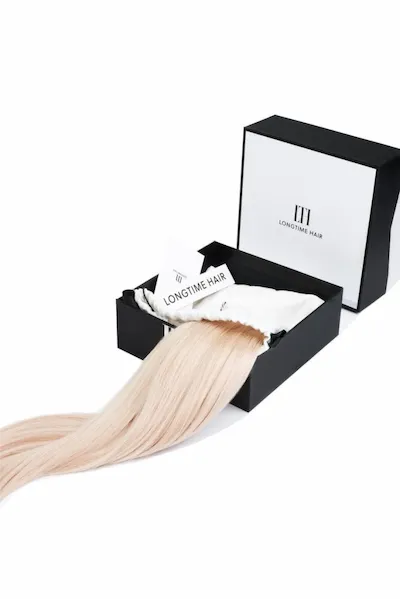 Nahtlose blonde Clip In Extensions aus Remy Echthaar in geöffneter LONGTIME HAIR Box – professionelle Haarverlängerung